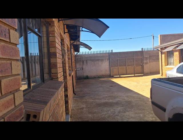 8 BEDROOM HOUSE FOR SALE IN BUHLE PARK